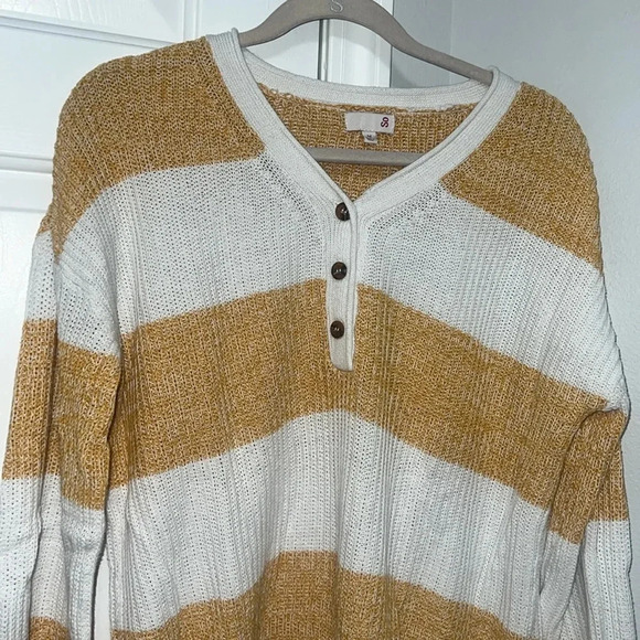 Women’s Buttoned Sweater - Picture 3 of 4